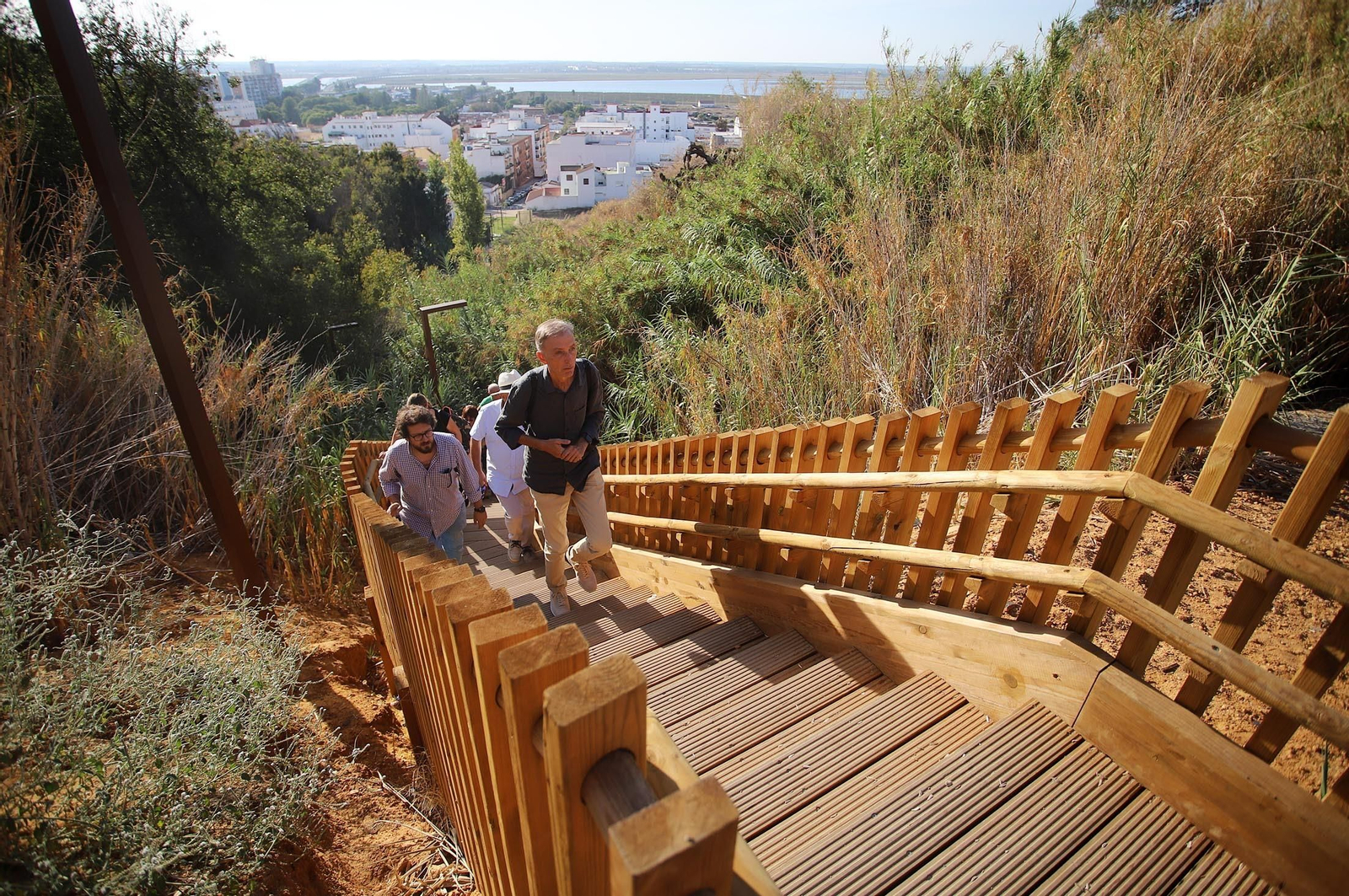 Imágenes de la visita guiada a la Fuente Vieja de Huelva por el arquitecto Francisco Javier López