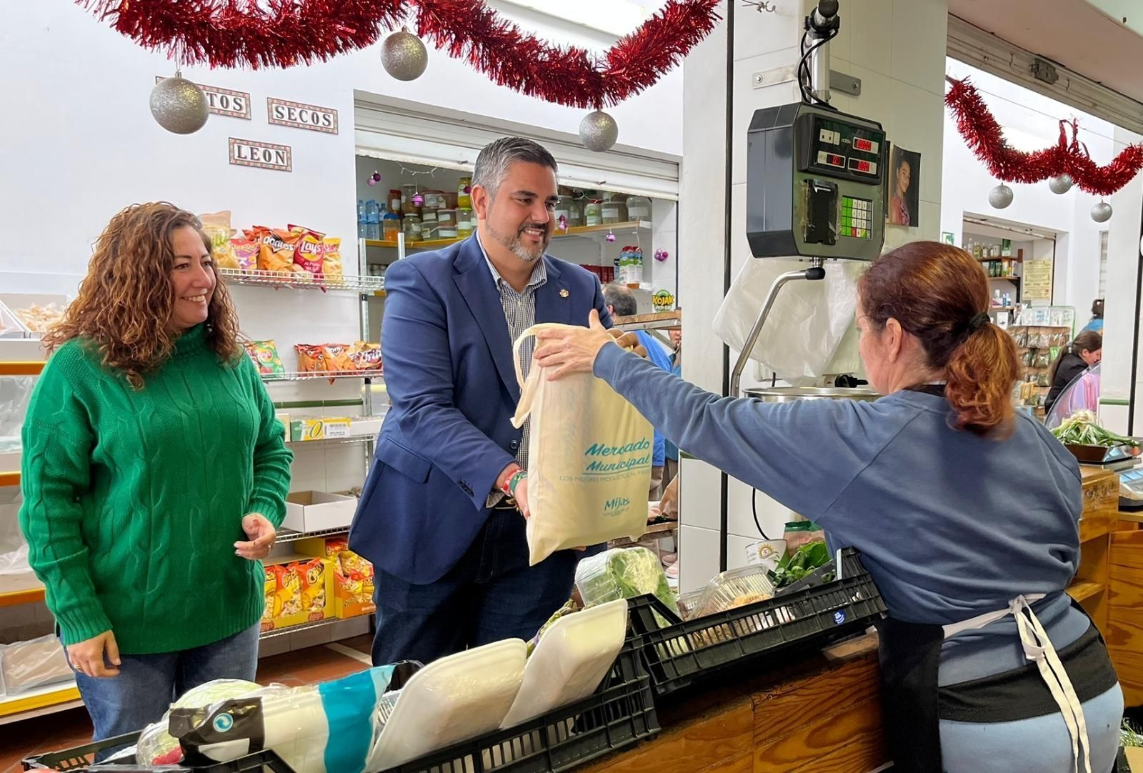 El alcalde, Josele González, y la concejala del Mercado y Mercadillos, Verónica Ensberg.