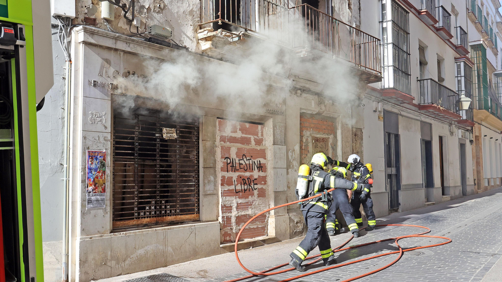 Los bomberos de Jerez intervienen en un incendio de un inmueble en calle Bizcocheros