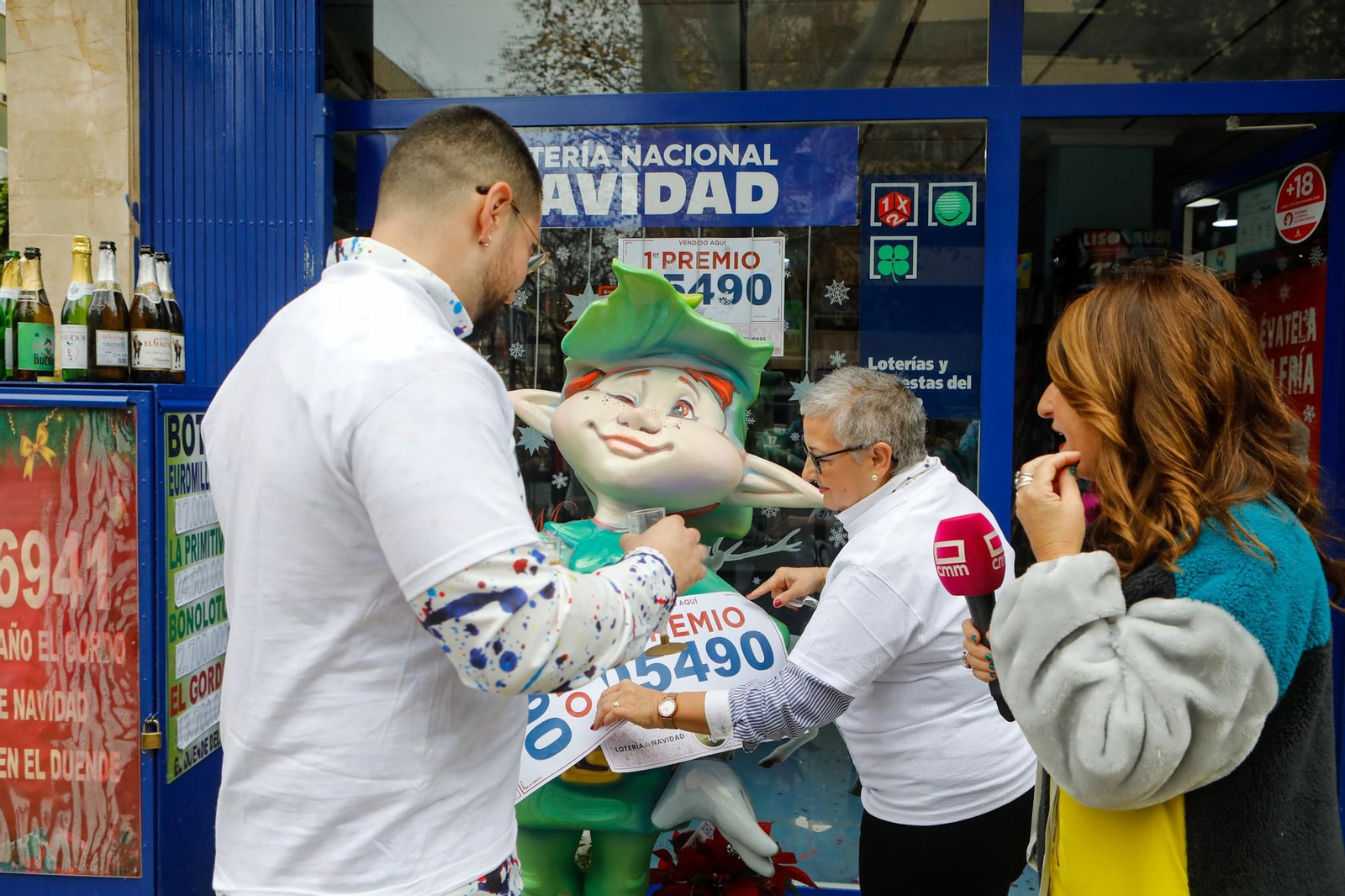 Celebraciones de los premiados con la Lotería de Navidad en España Celebraciones de los premiados con la Lotería de Navidad en España