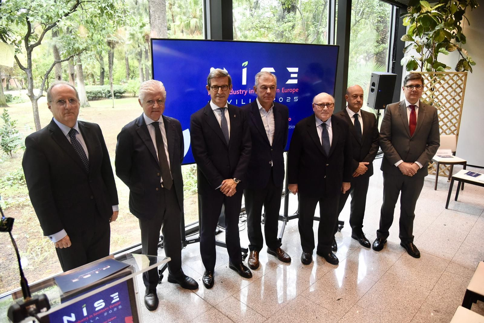 Foto de familia de la presentación oficial de NISE Sevilla 2025.