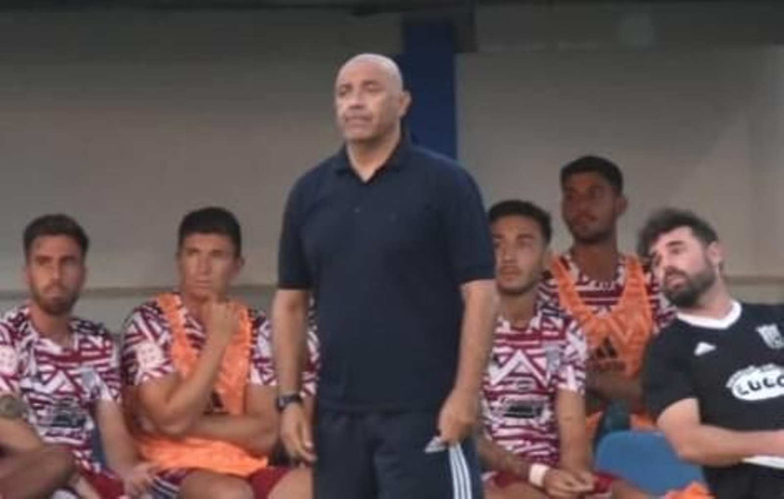 Paco Peña sigue atento el partido de su equipo en el Fernández Marchán de Guadalcacín.