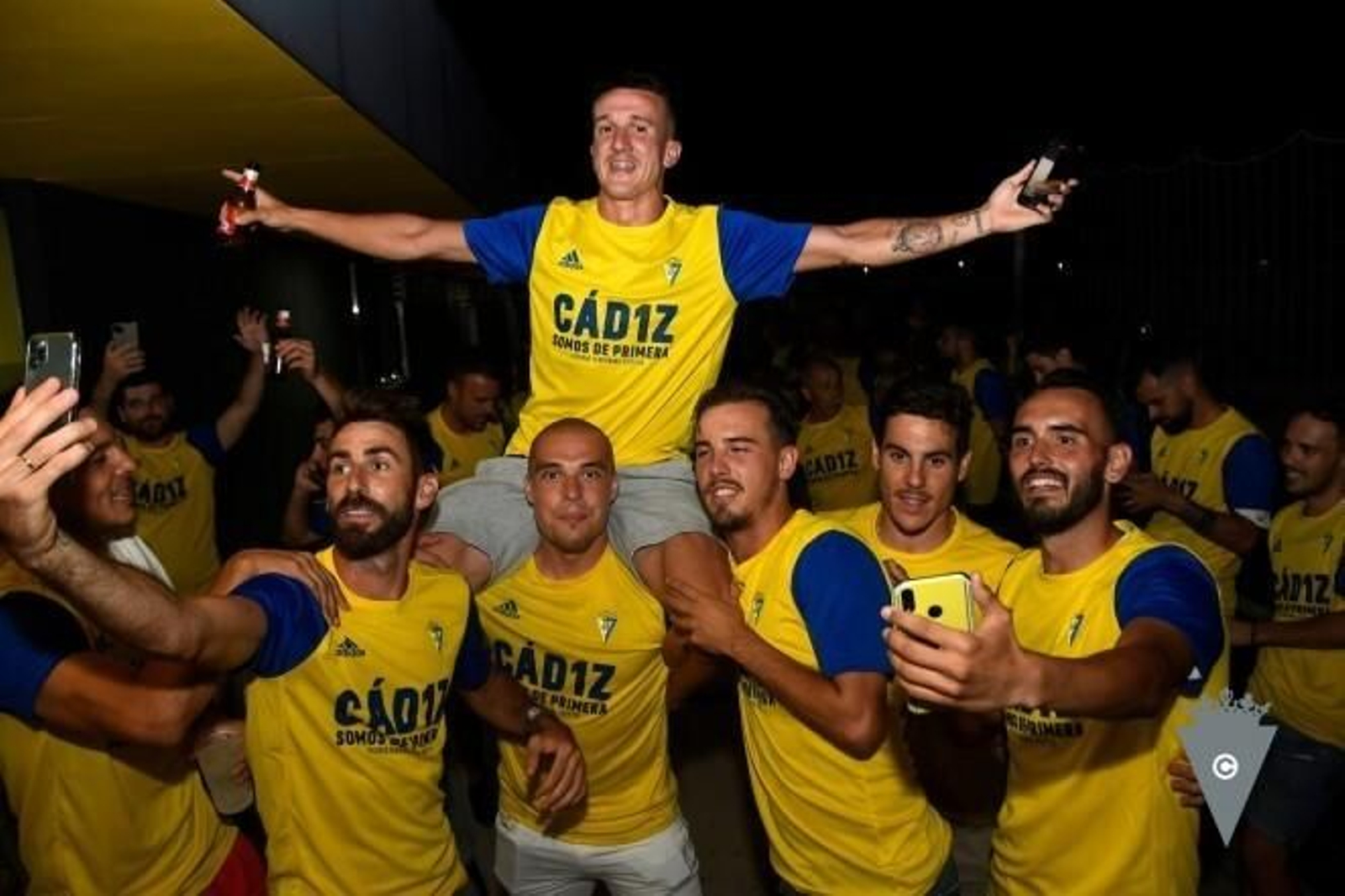 La plantilla del Cádiz celebra por todo lo alto el ascenso en el Rosal