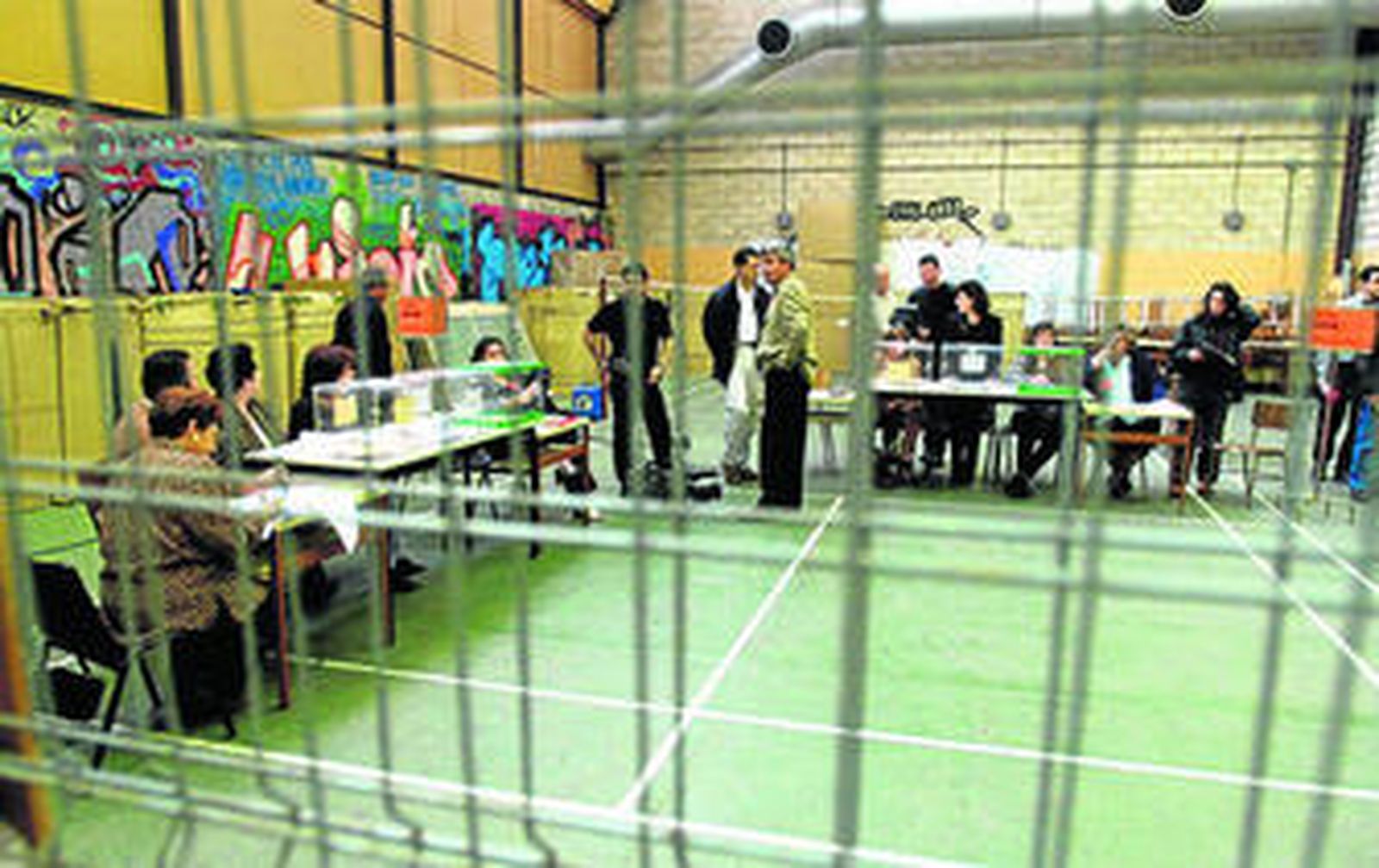 Electores se agolpan ante las mesas de un colegio en las pasadas elecciones autonómicas.