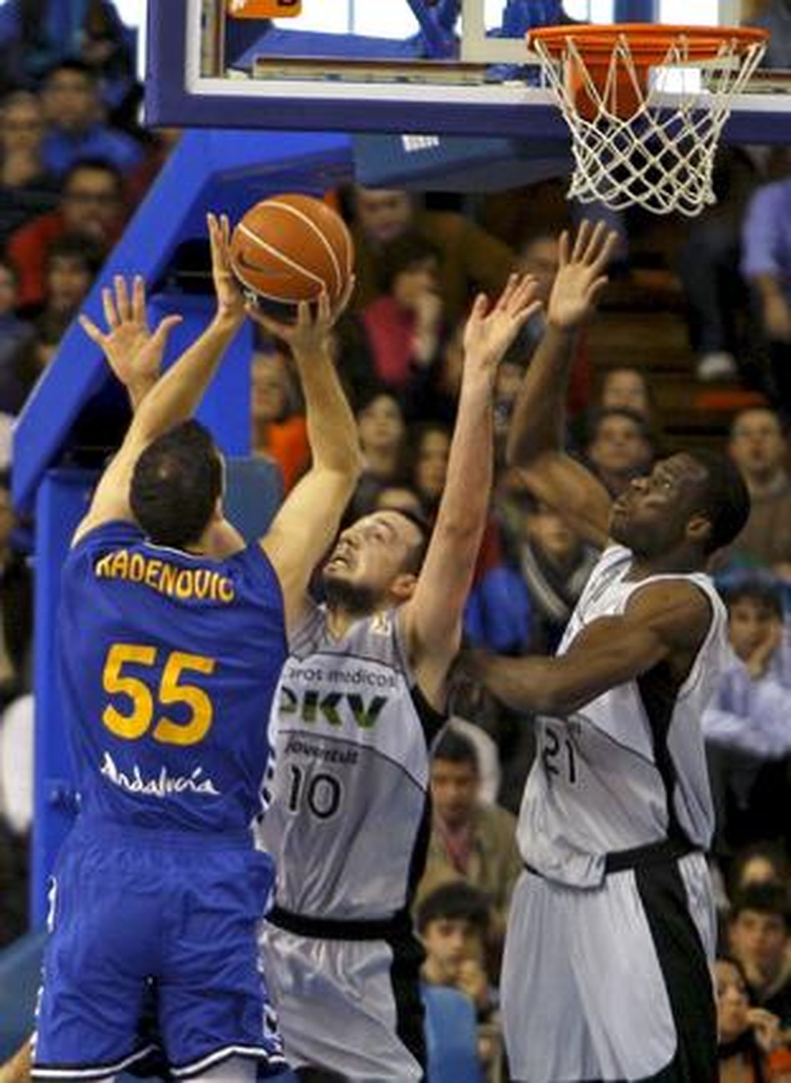 El Cajasol vence al Juventut en San Pablo y lo supera en la clasificaión. / EFE