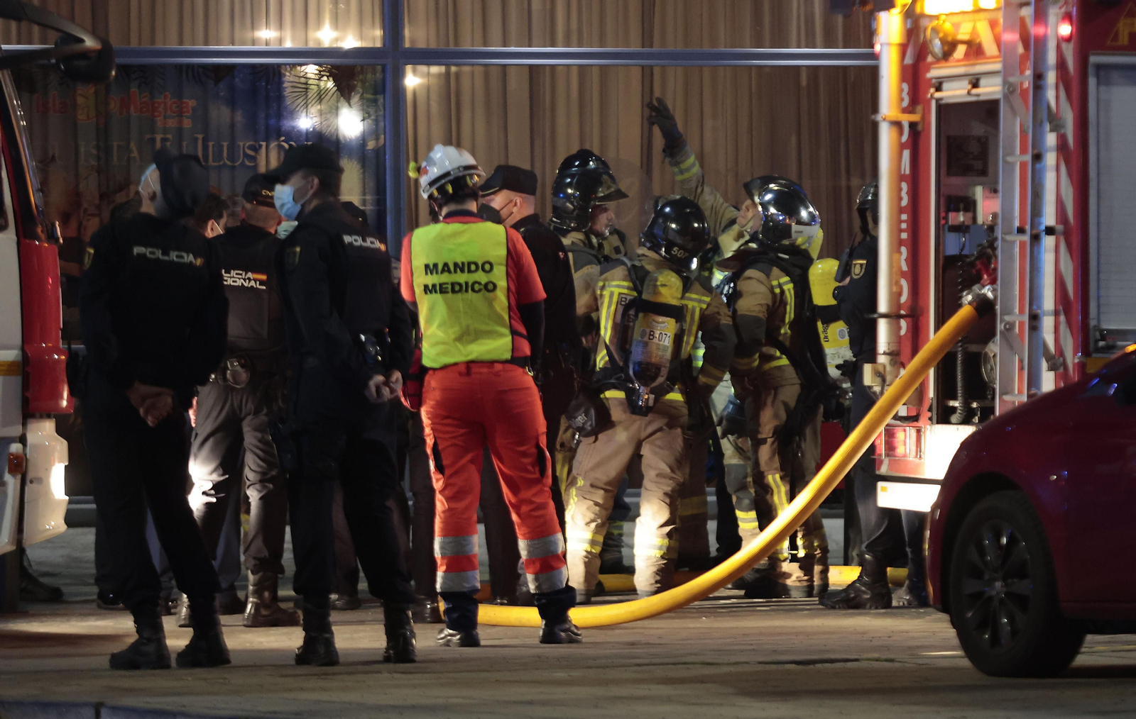 Las imágenes del incendio en el Hotel Isla de la Cartuja