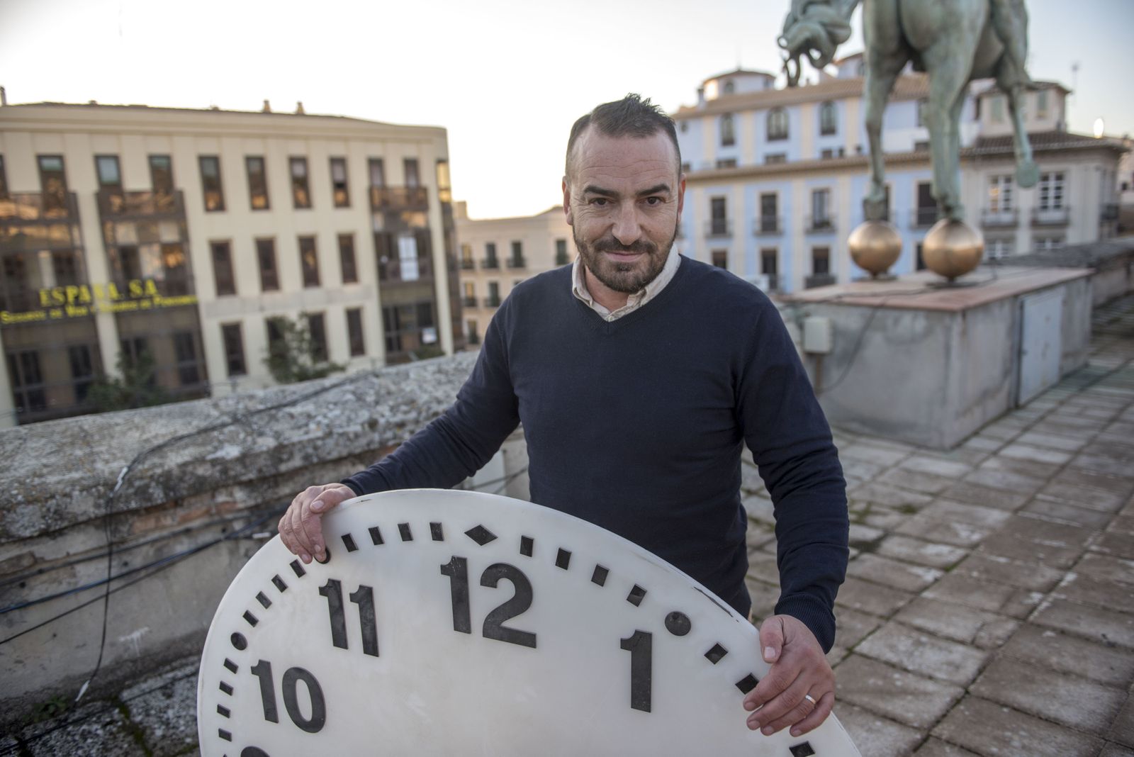 El relojero del Ayuntamiento, Manuel Ángel Pinel.