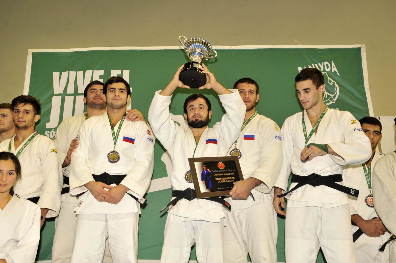 Los componentes del equipo ruso muestran el trofeo conseguido.