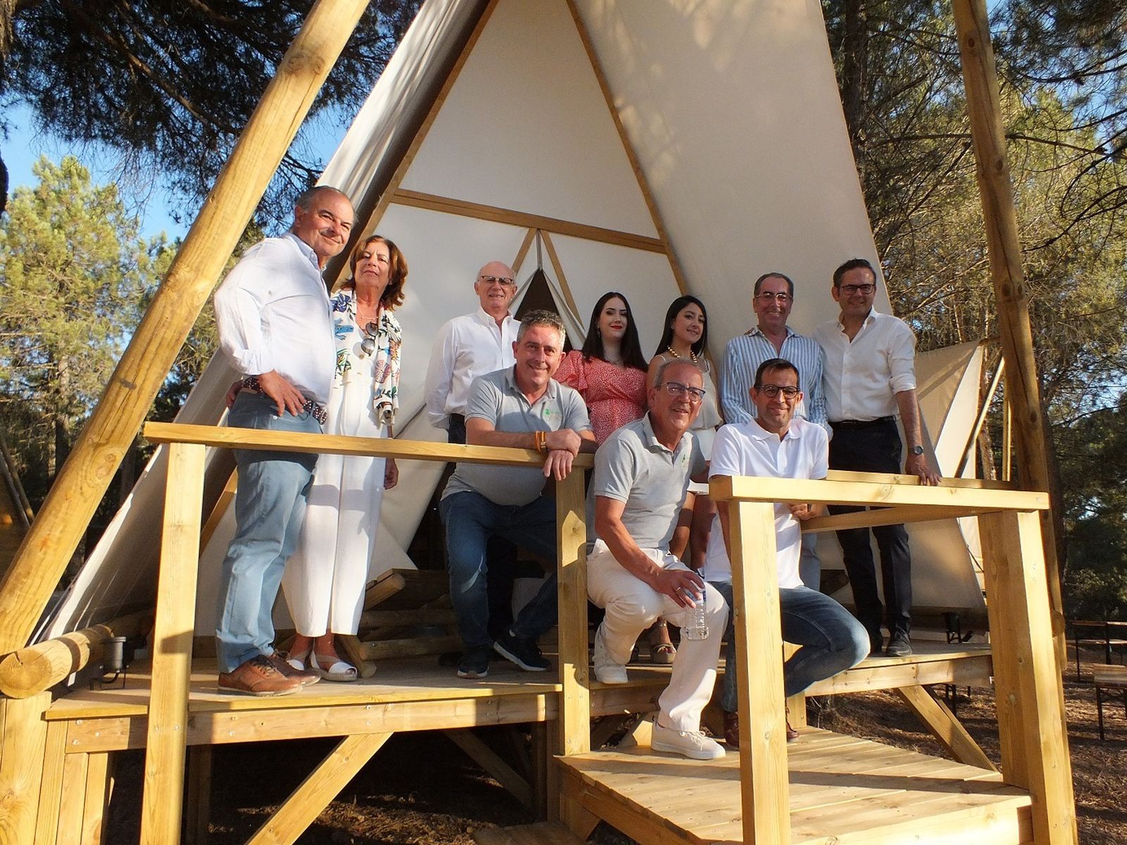 Autoridades en la presentación de las instalaciones renovadas del camping.