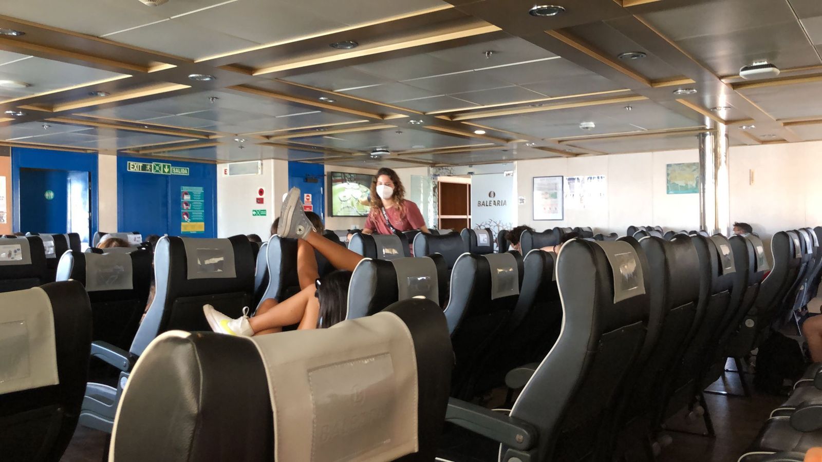Alumnos durante su viaje de regreso en ferry desde Palma hasta Valencia.