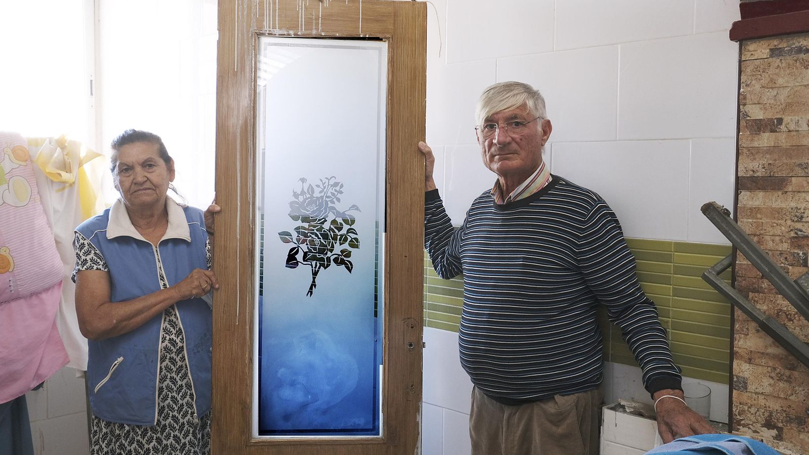 Antonia y Vicente aún conservan la puerta con aquella extraña mancha.