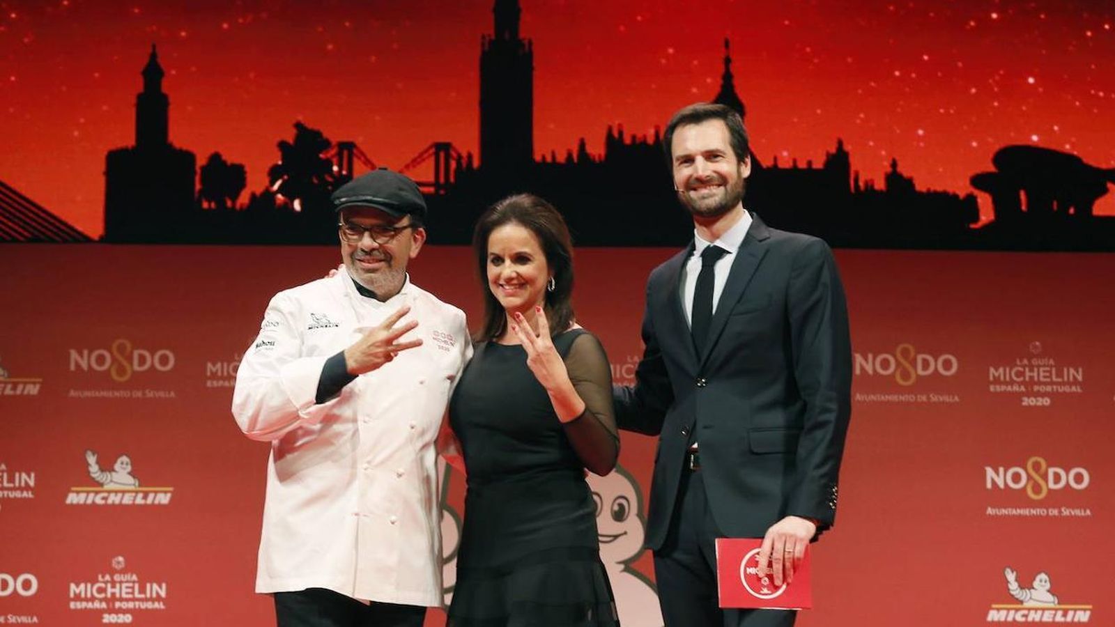 El director de Guía  Michelin España y Portugal, en la gala del año pasado, junto a dos premiados.