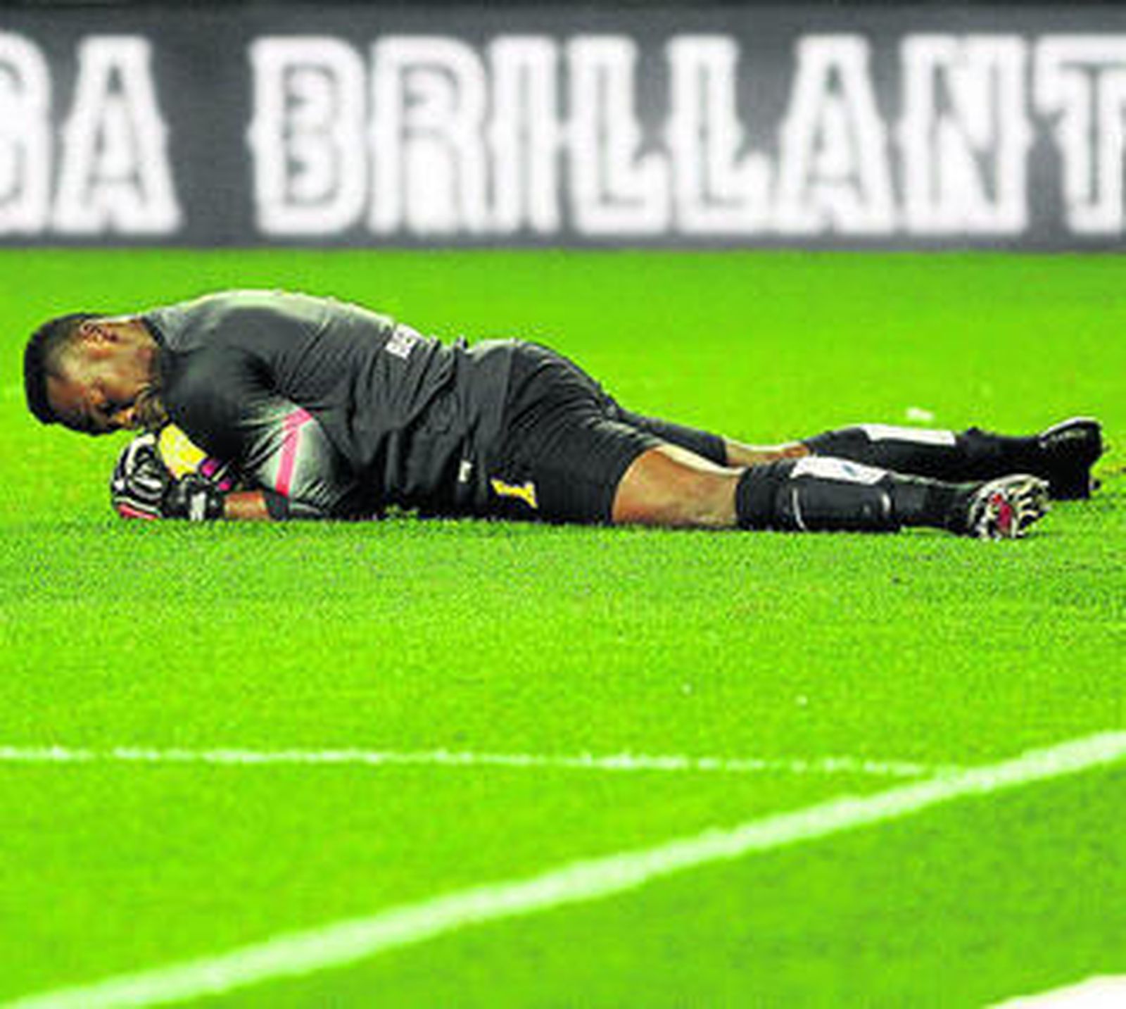 Kameni bloca una bola en La Rosaleda.