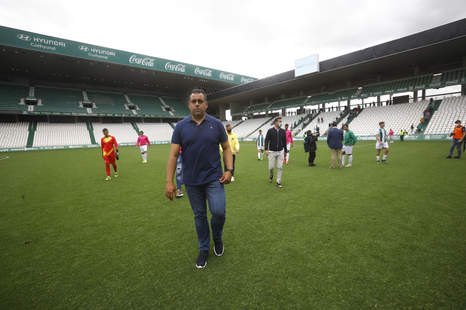 El entrenador granadino Germán Crespo abandona el Nuevo Arcángel tras un partido.