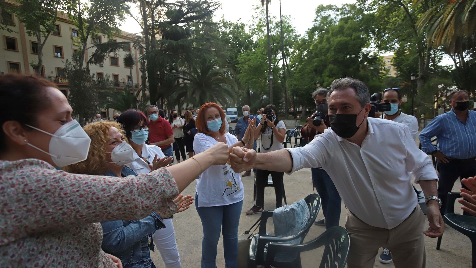 Fotos de Juan Espadas con simpatizantes del Psoe en Algeciras