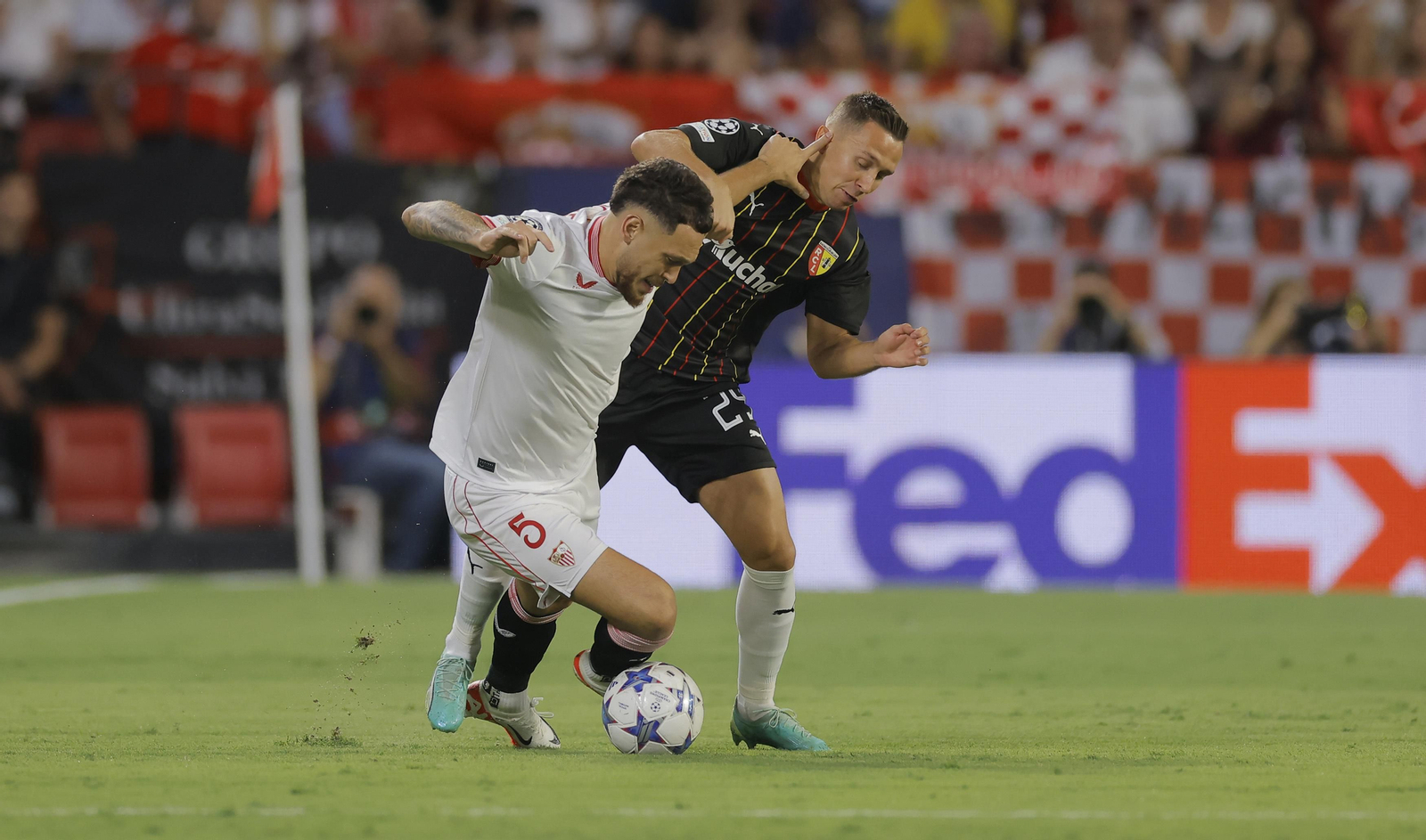 Ocampos pelea por el balón con un rival.