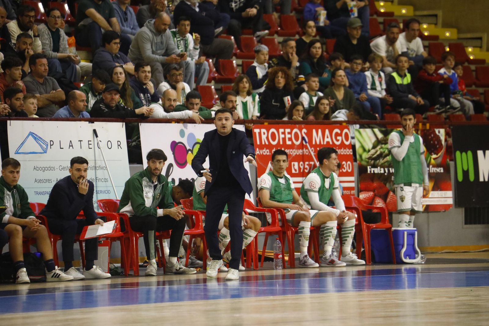 Las mejores fotos del ambiente en Vista Alegre para el Córdoba Futsal - Noia