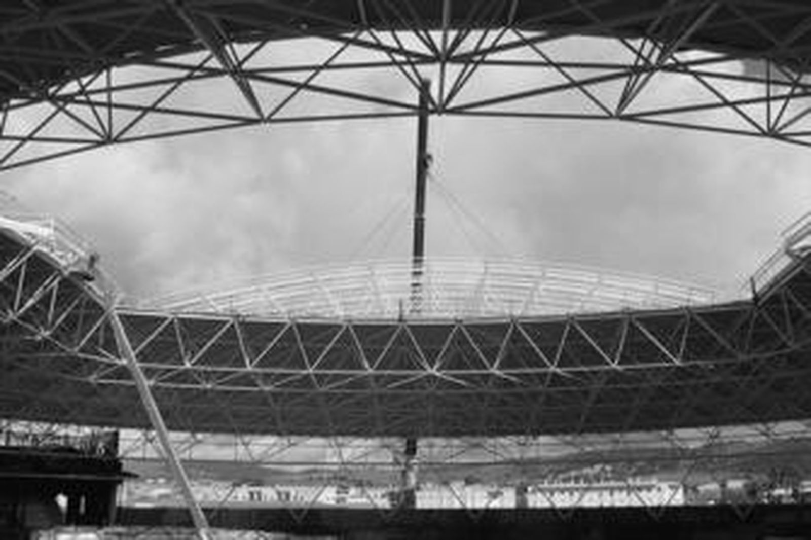 La grúa se prepara para colocar una de las dos piezas, ayer.