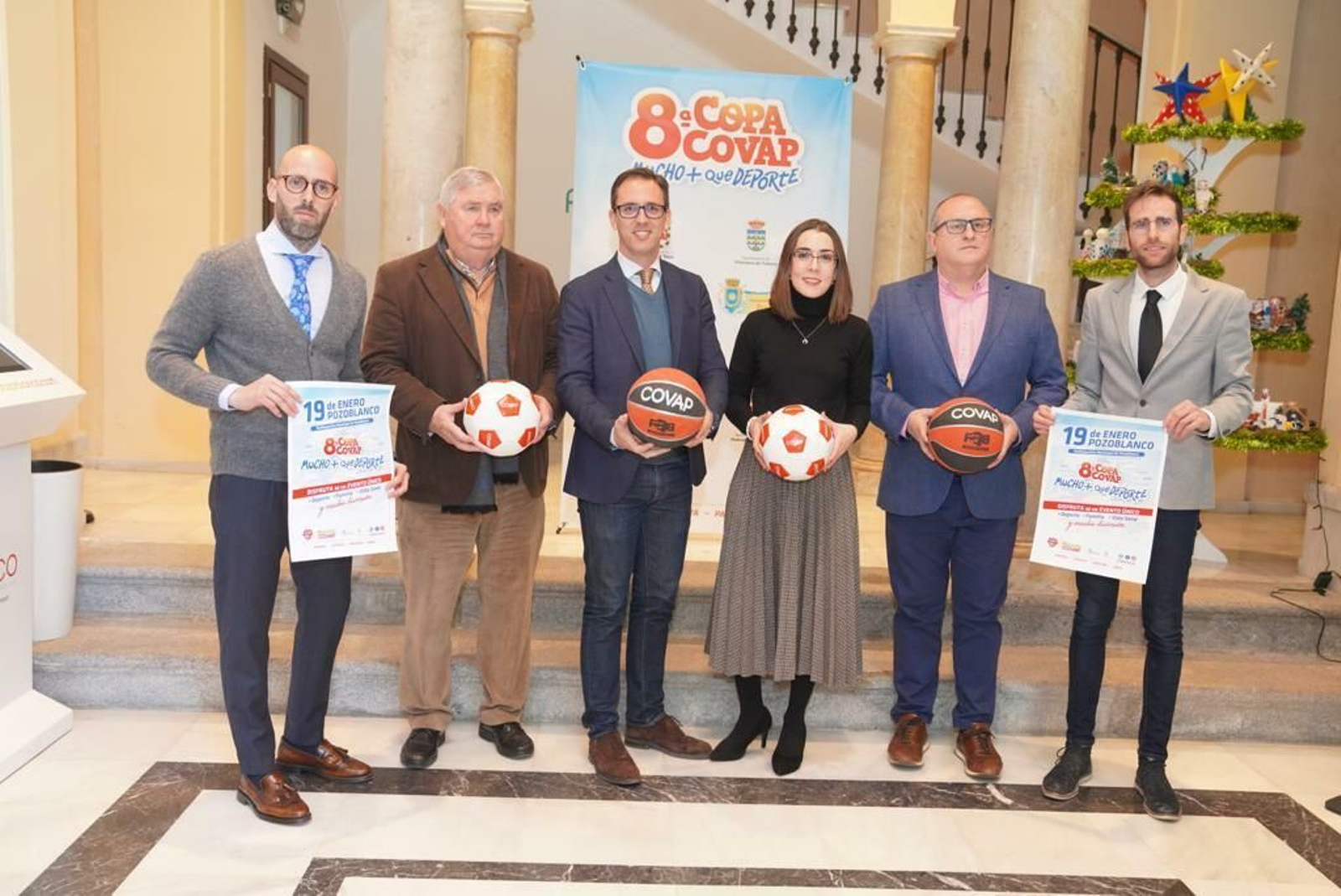 Dirigentes institucionales y empresariales en la presentación de la Copa Covap.
