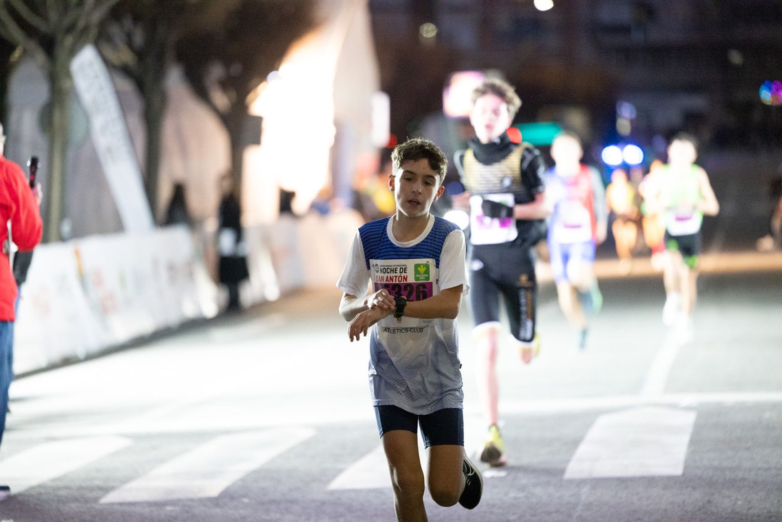 En imágenes: 2.000 atletas brillan con luz propia en la infantil de la Carrera de San Antón 2026