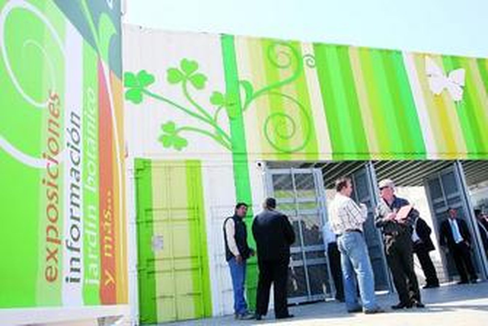 Imagen de la fachada del Centro de Interpretación del Jardín Botánico minutos antes de ser inaugurado por la rectora.