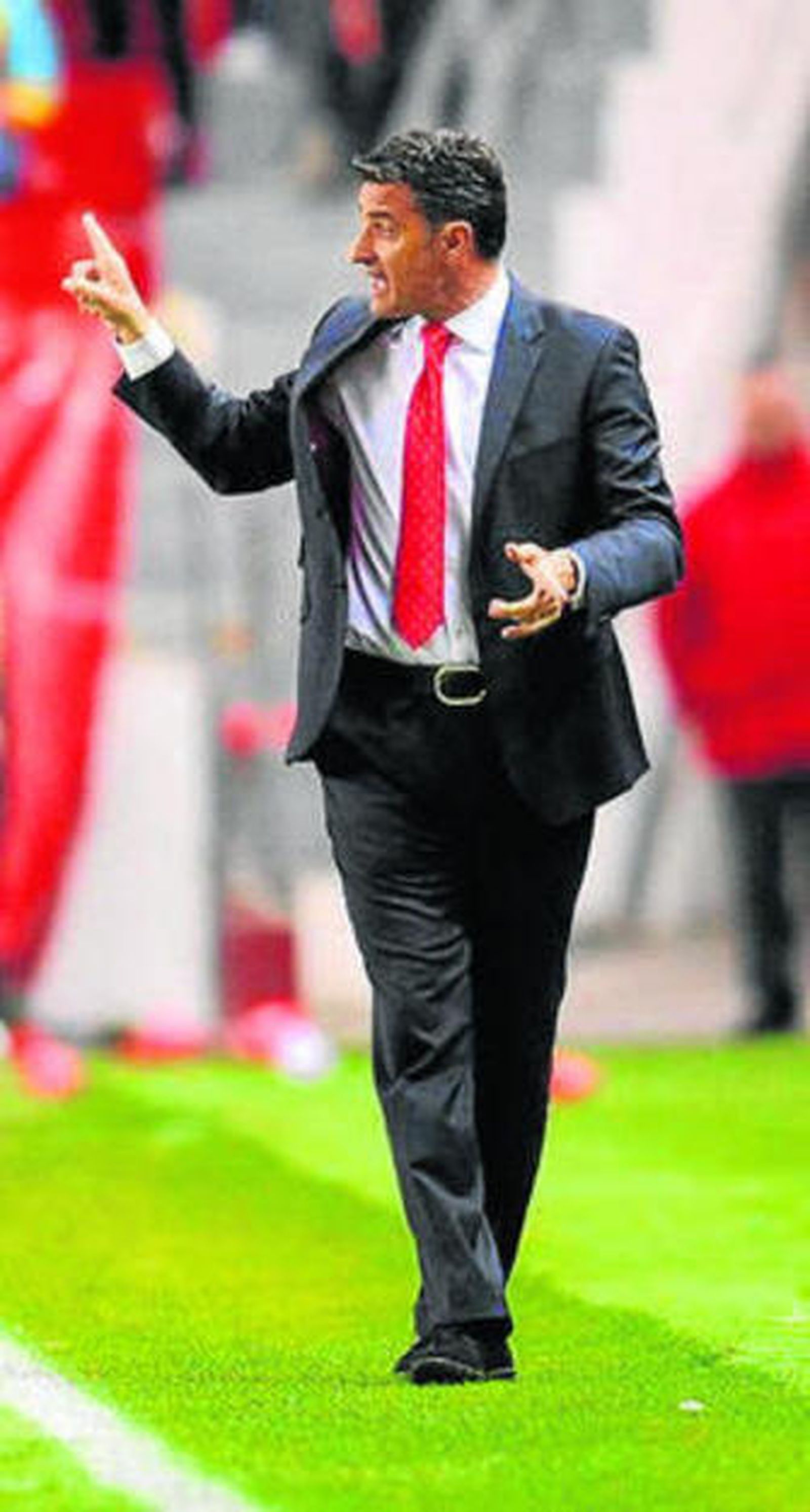 Gary Medel presiona ayudándose con las manos a Cazorla muy pegado a la banda.