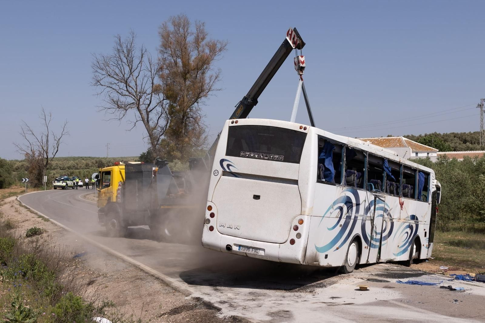 Una grúa retira el autobús siniestrado en Pedrera.