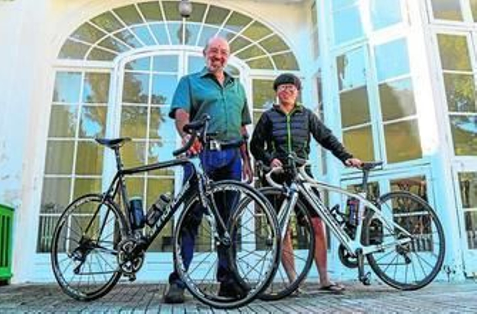 Manel Vaqué y Gao Yishuang posan, ayer, en la entrada de la finca El Altillo y en el porche de la vivienda.