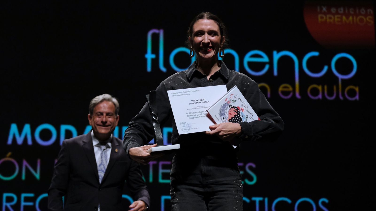 Almudena Navarro, del CEIP Luis Vives, con su premio.