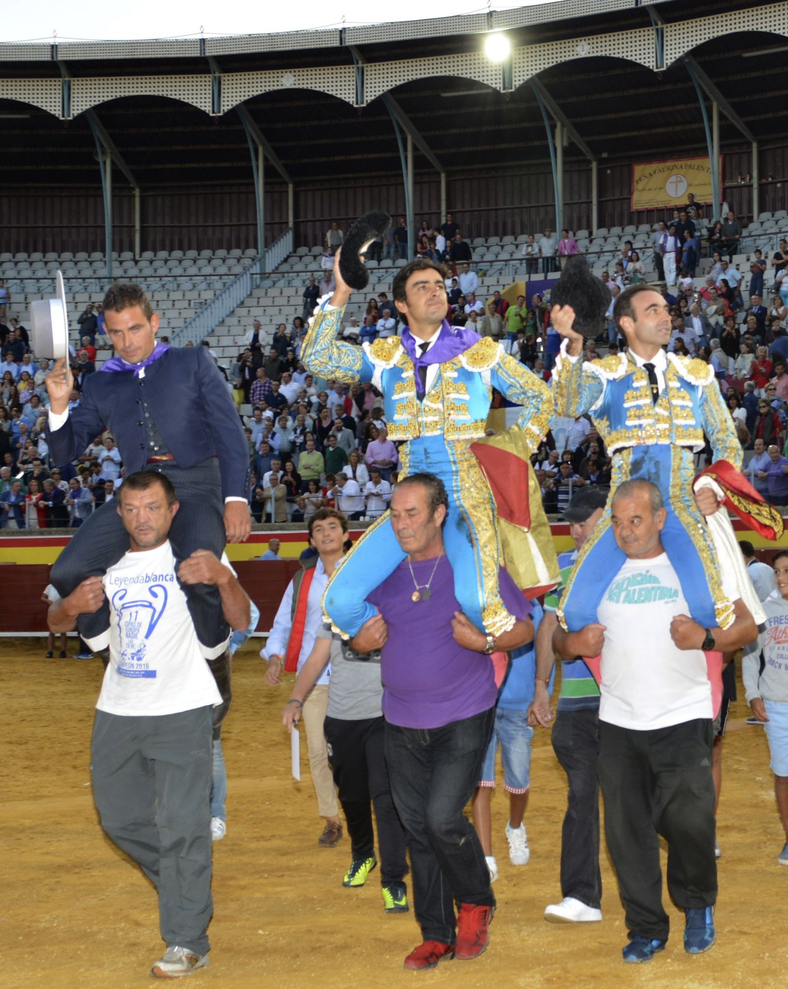 El mayoral de Montalvo, Miguel Ángel Perera y Enrique Ponce, a hombros al final del festejo.