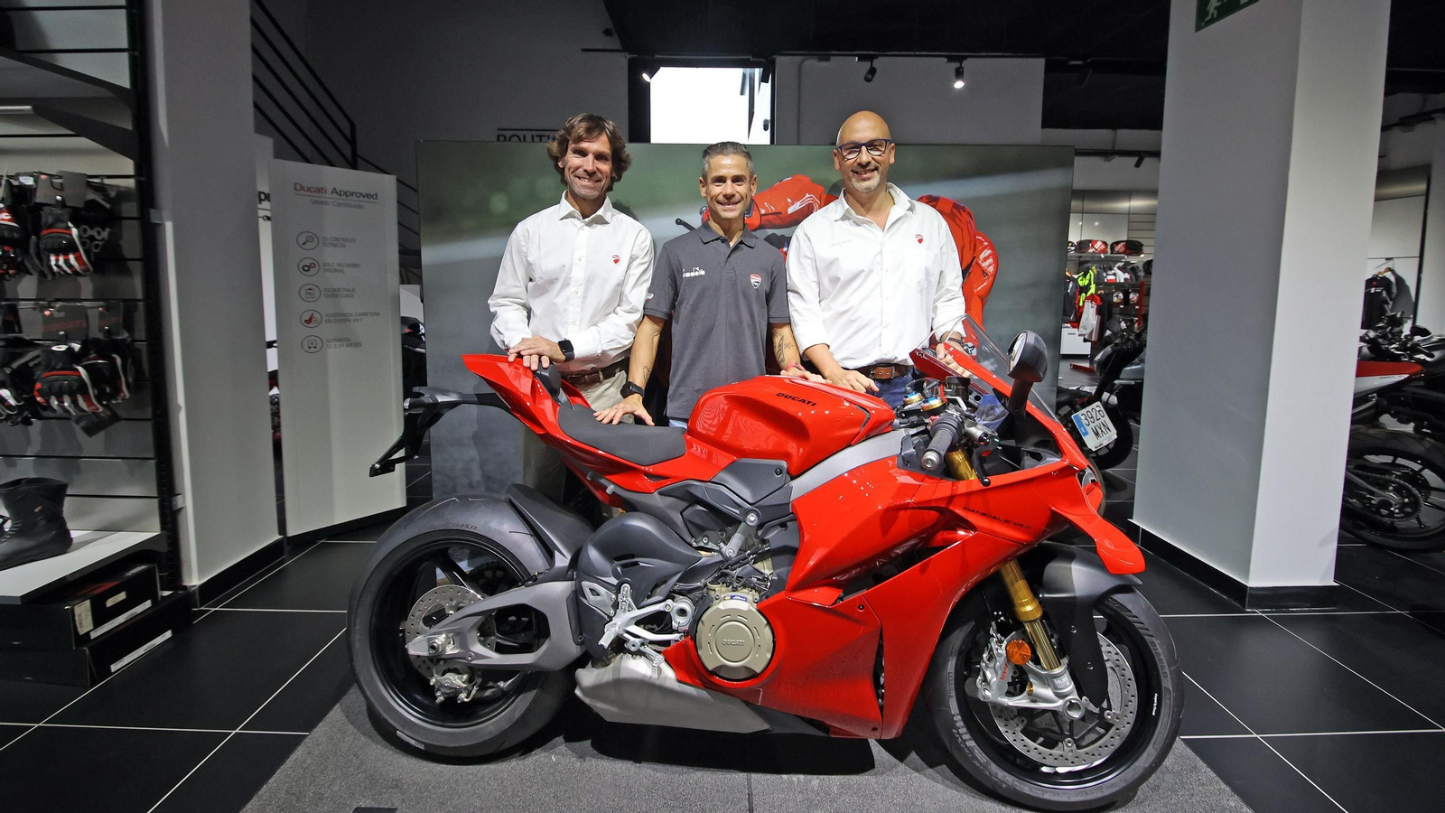Álvaro Bautista asistió a la inauguración del nuevo concesionario Ducati en Jerez.
