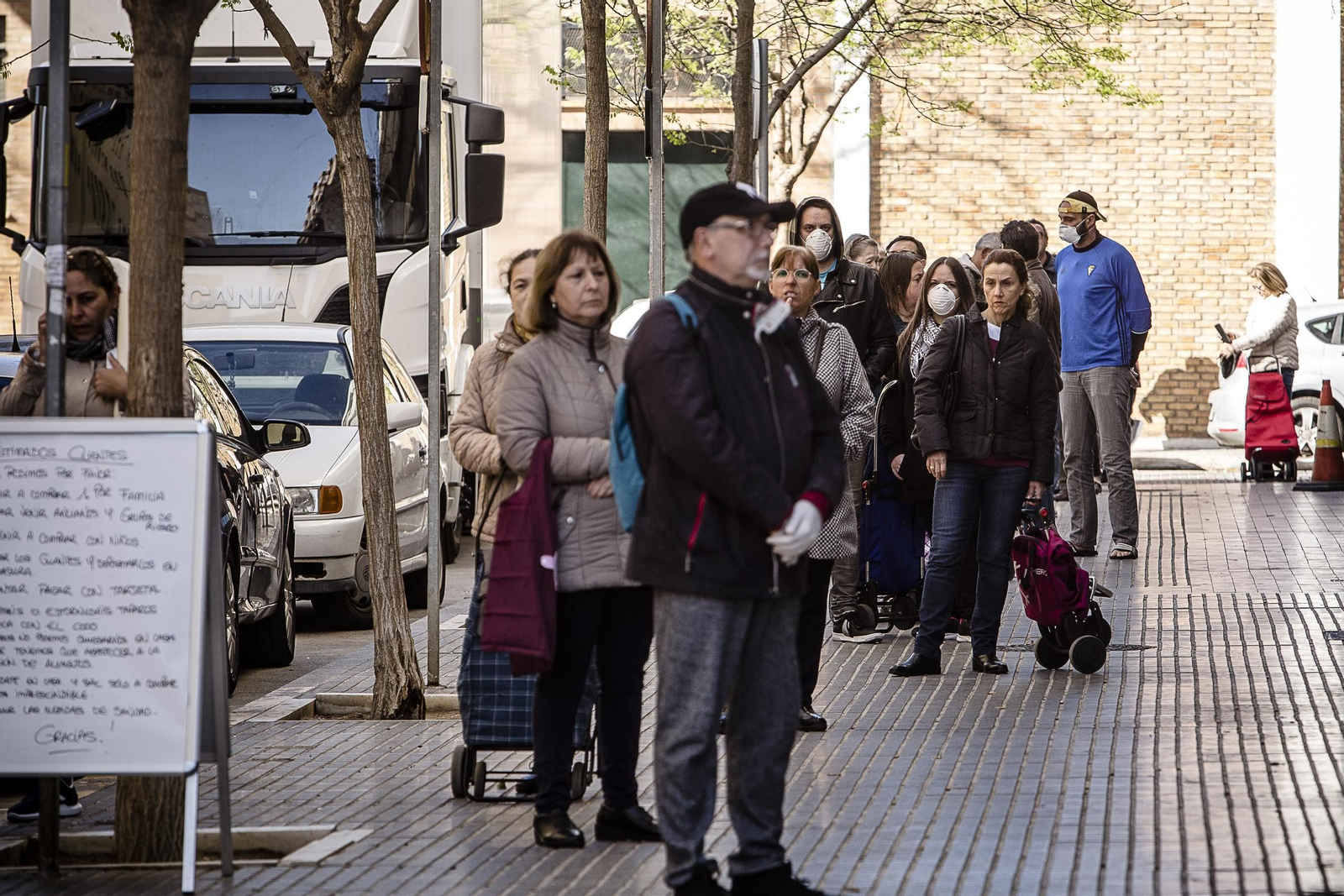 Colas de clientes en la puerta de un supermedo  de la capital