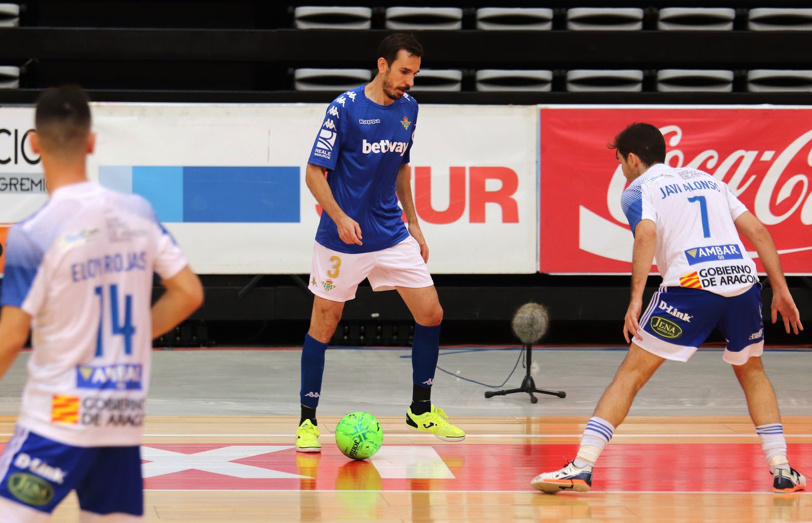 El bético Borja Blanco encara al jugador del Zaragoza Javi Alonso.