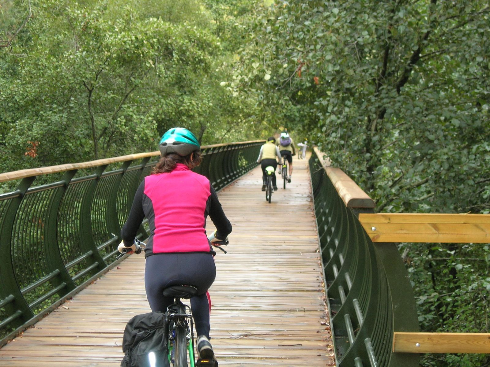 Ciclistas recorriendo la Vía Verde de la Sierra Norte de Sevilla, apta para toda la familia.
