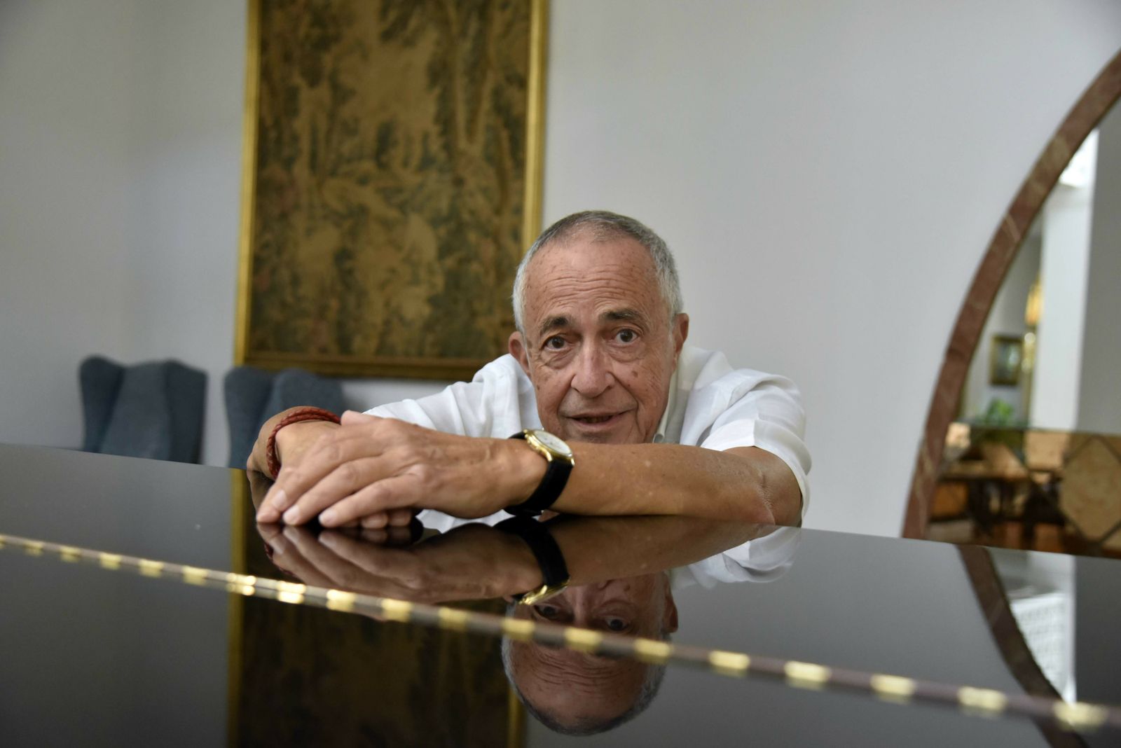 El compositor, apoyado en el piano del hotel Reina Cristina.