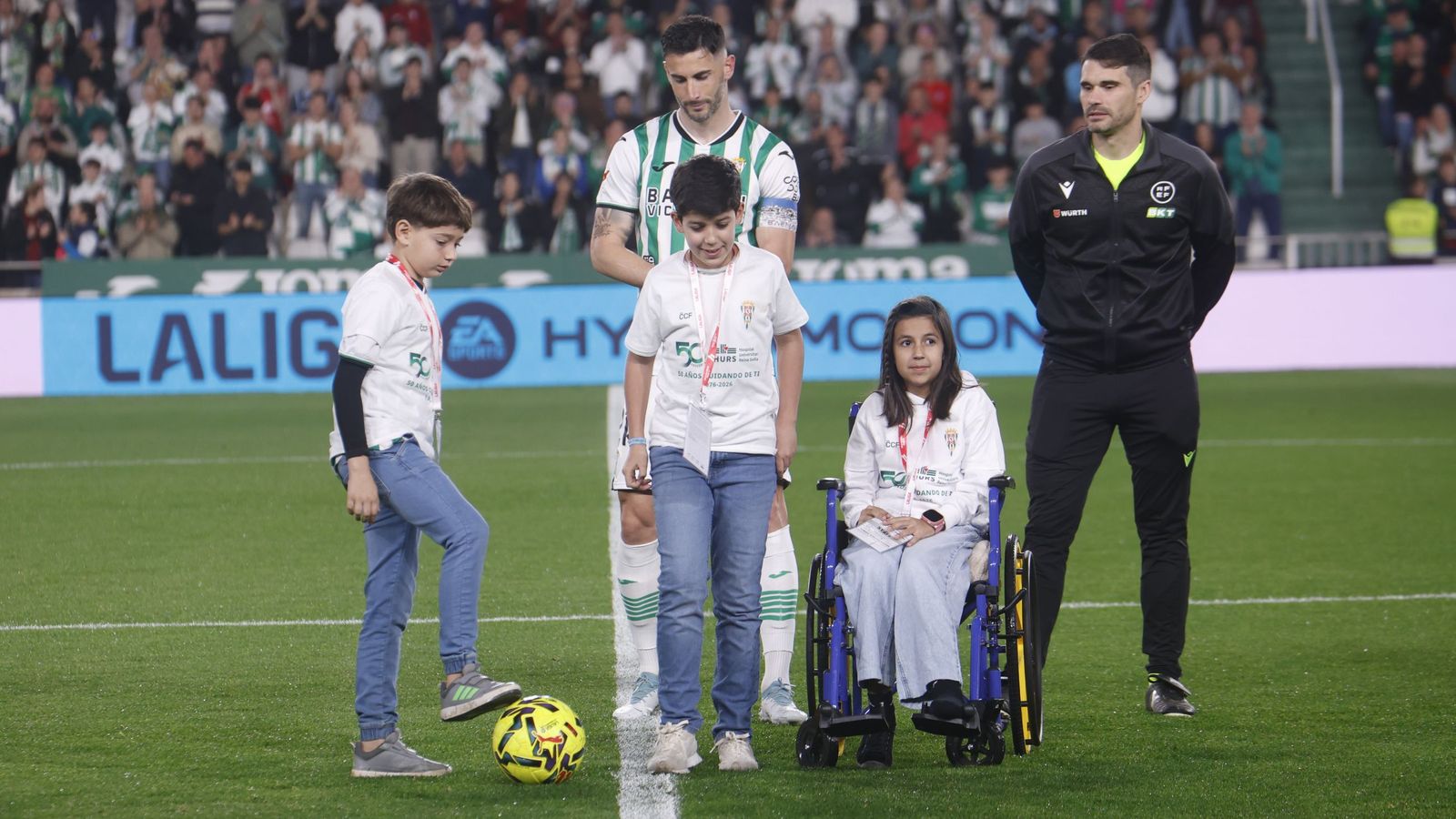 El saque de honor en el Córdoba CF-Andorra.