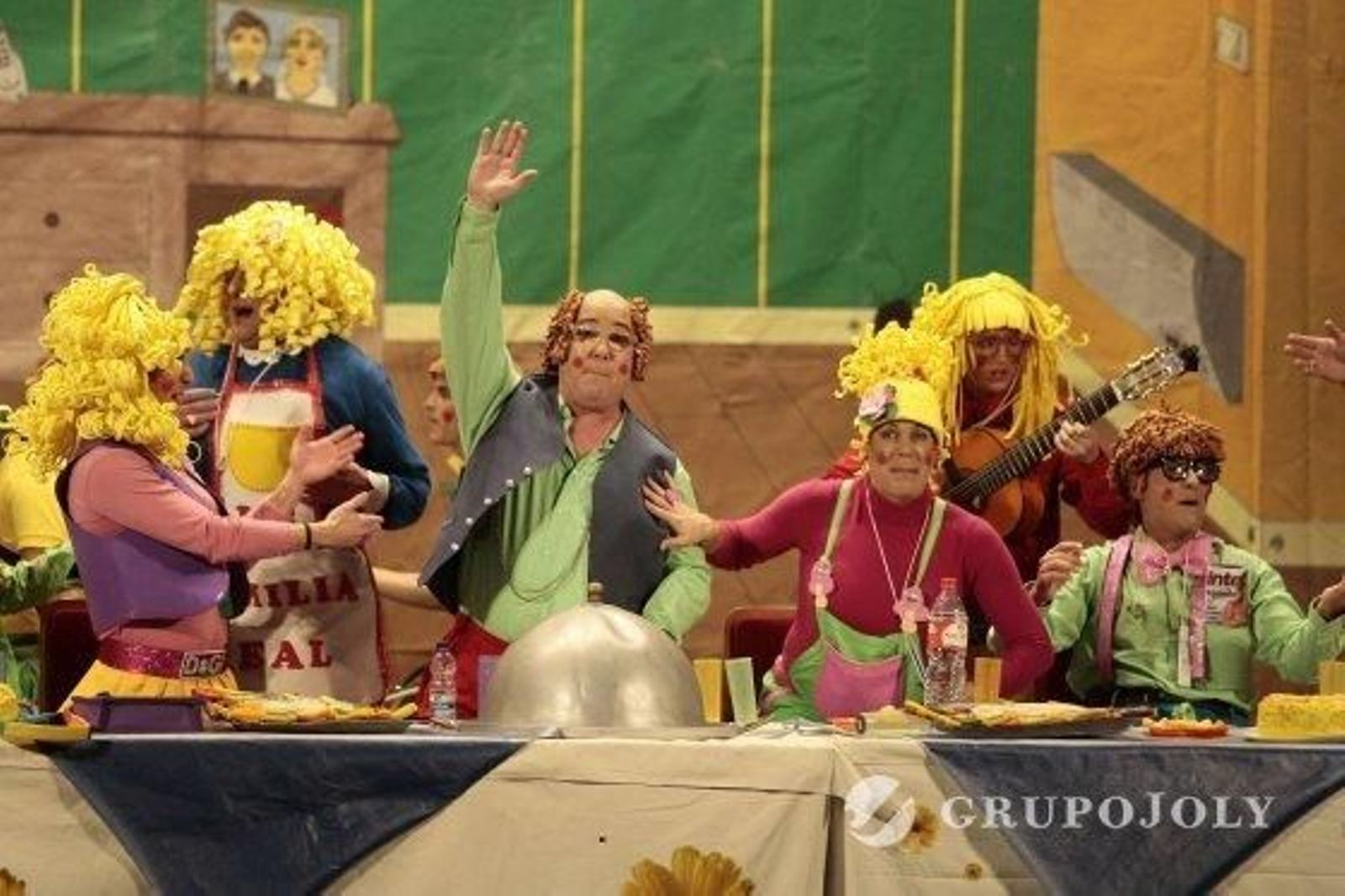 La chirigota La familia real.  Foto: Fito Carreto