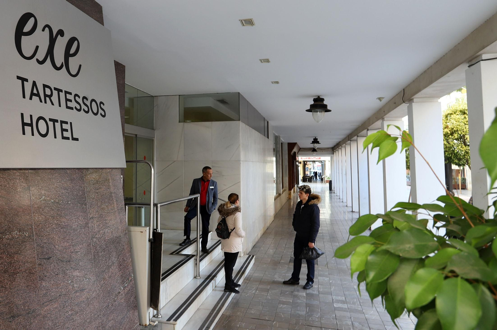 Entrada de un hotel en el centro de la capital onubense.