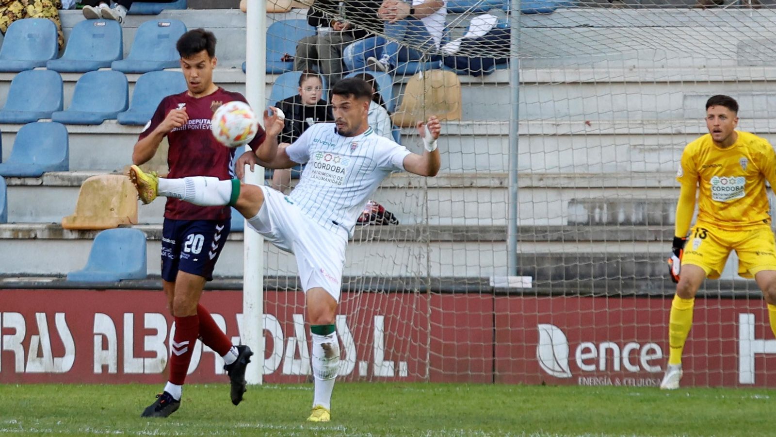 José Alonso despeja el balón en presencia de Borja Domínguez en el Pontevedra - Córdoba CF.