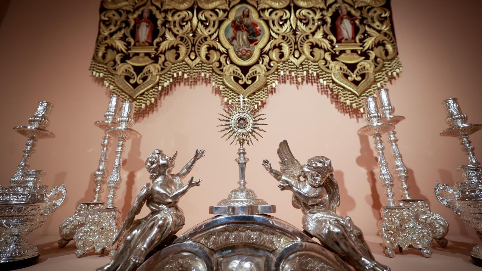 Elementos del palio actual de Buen Fin, en la exposición.