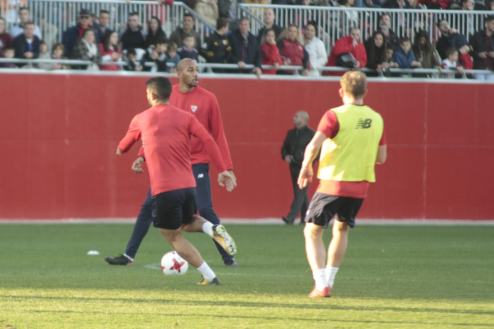 El entrenamiento del Sevilla a puerta abierta