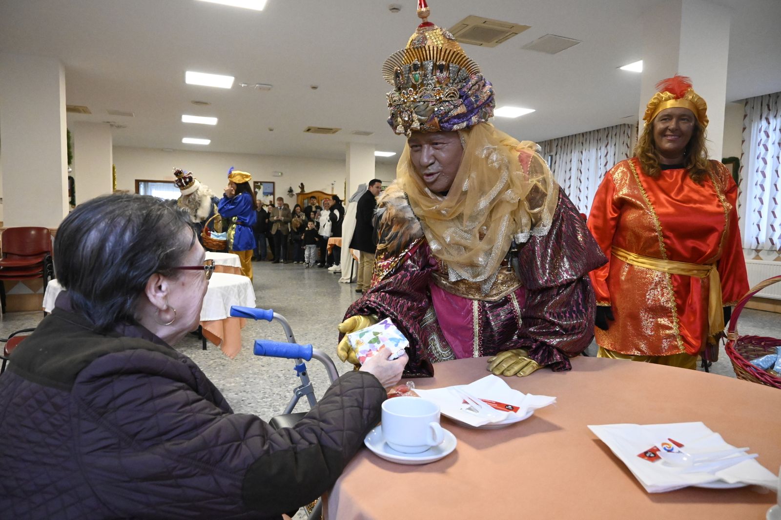 Visita de los Reyes Magos a los ancianos de los asilos de Huelva, en imágenes