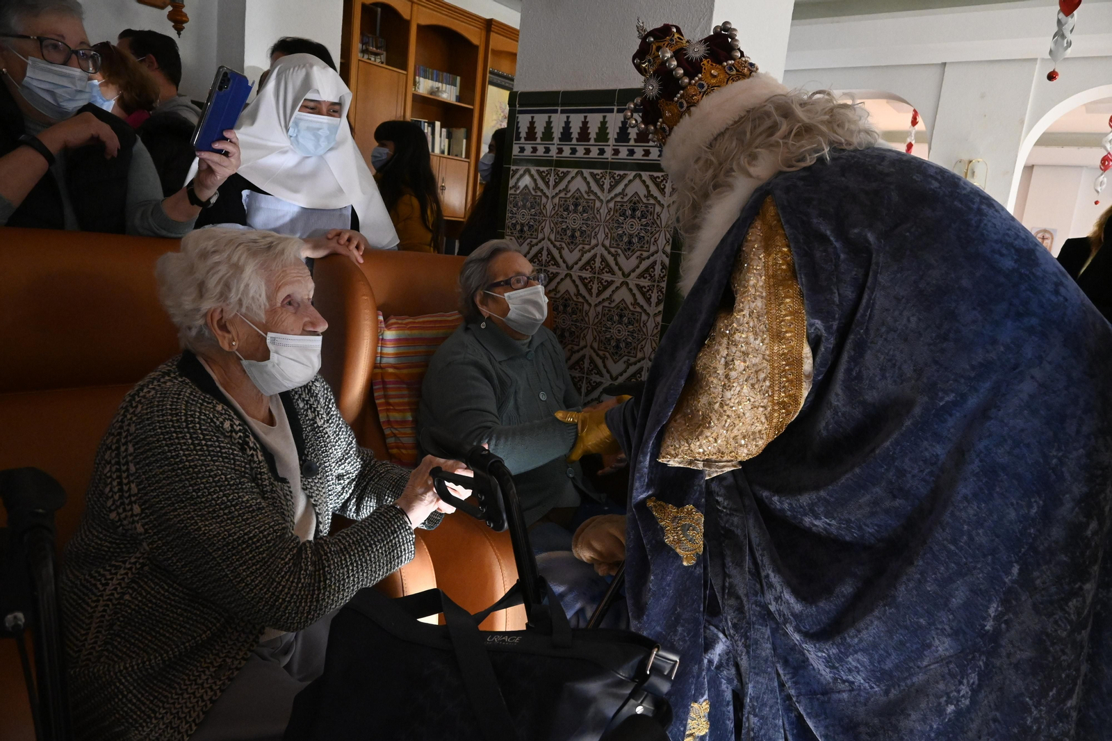 Visita de los Reyes Magos a los ancianos de los asilos de Huelva, en imágenes