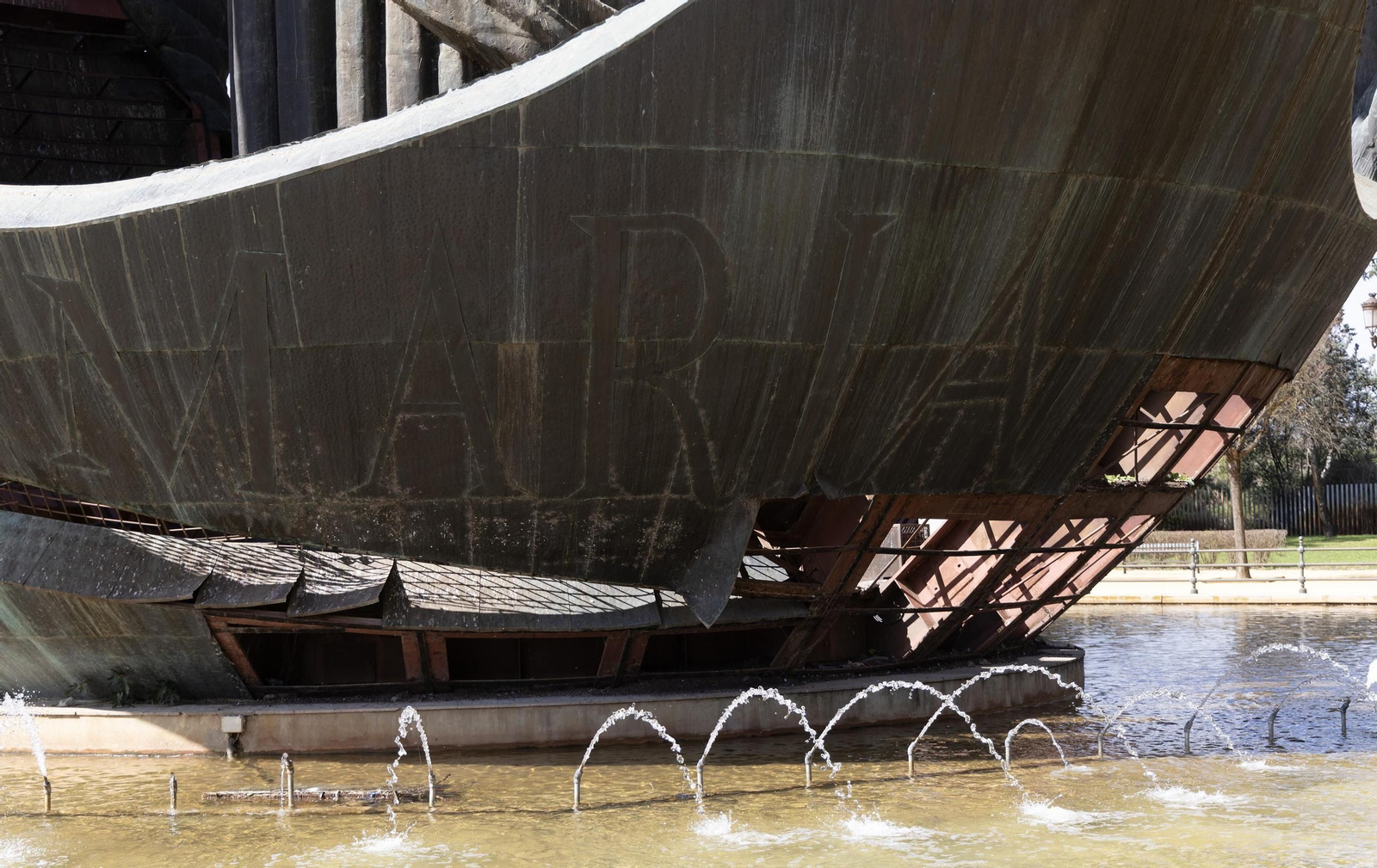 El lamentable estado de conservación del Huevo de Colón, todas las fotos