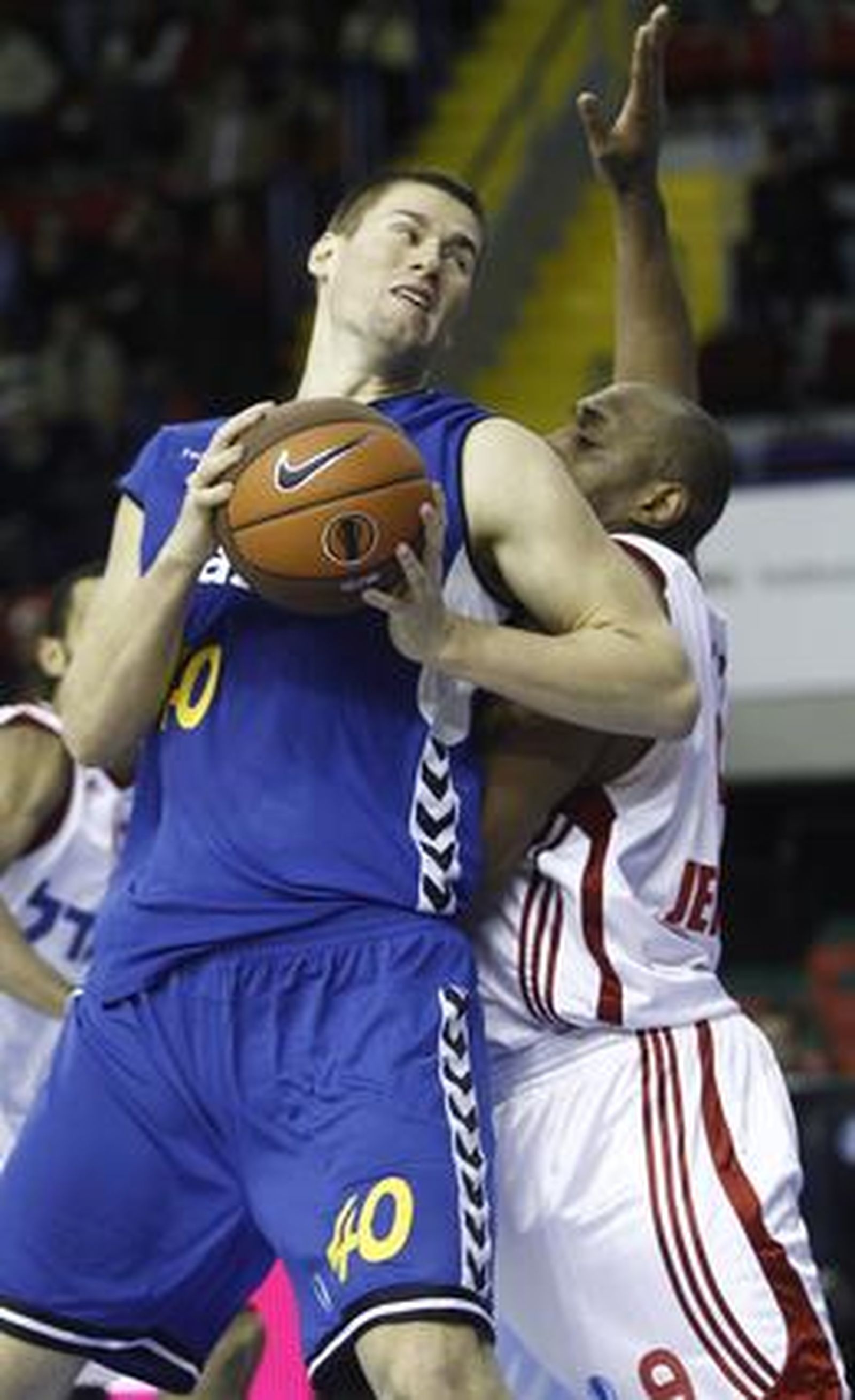 El Cajasol vuelve a perder (72-76), esta vez contra el Hapoel Jerusalén, en un partido con alternativas en el que tuvo en triunfo en sus manos, pero lo dejó escapar.

Foto: Antonio Pizarro