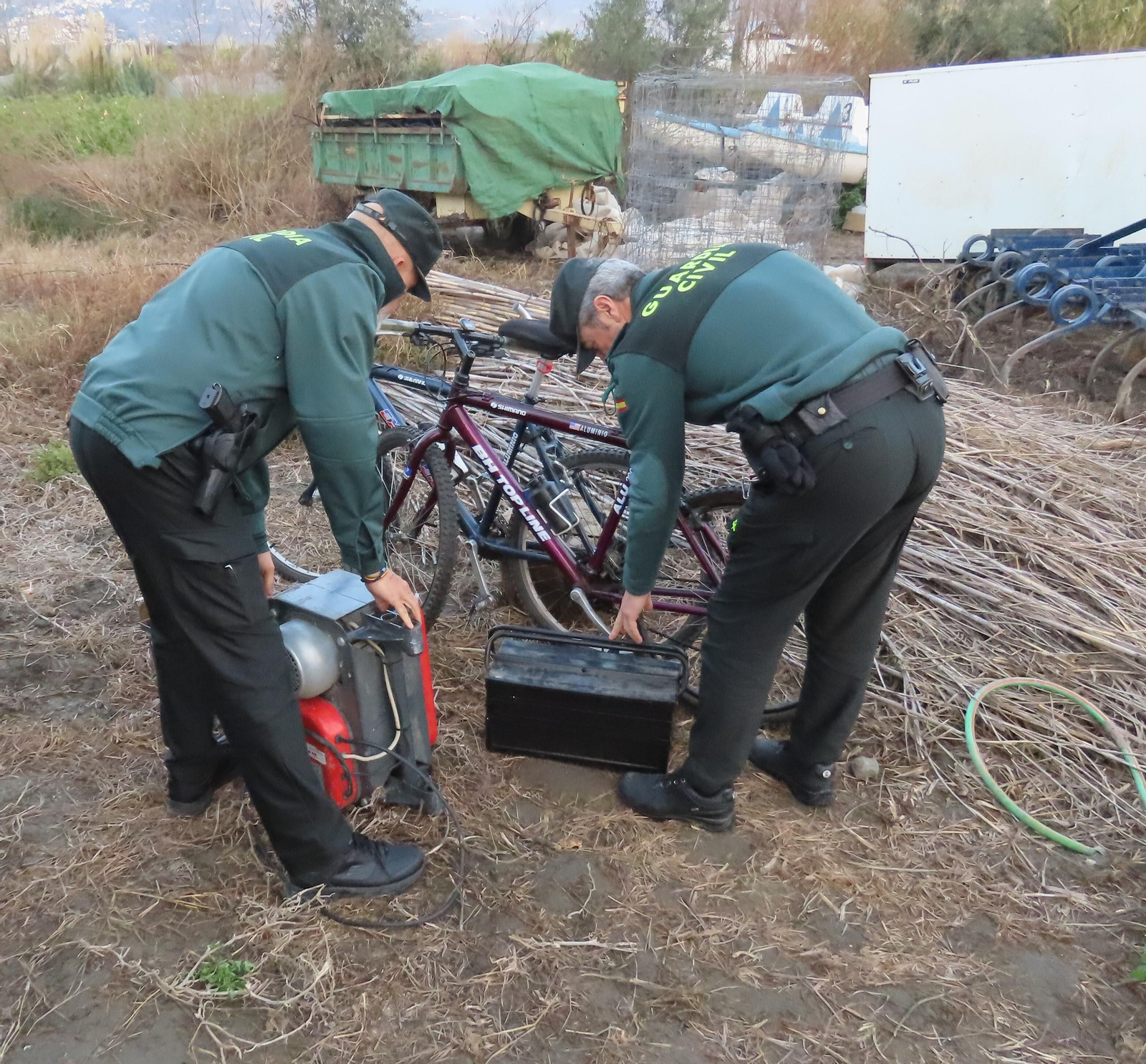 Agentes de la Guardia Civil en Salobreña con algunos de los objetos robados