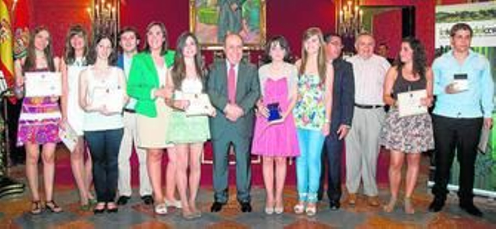 Imagen de los diez estudiantes con las mejores calificaciones, junto a Torres Hurtado, la concejal de Juventud y el representante de la UGR.