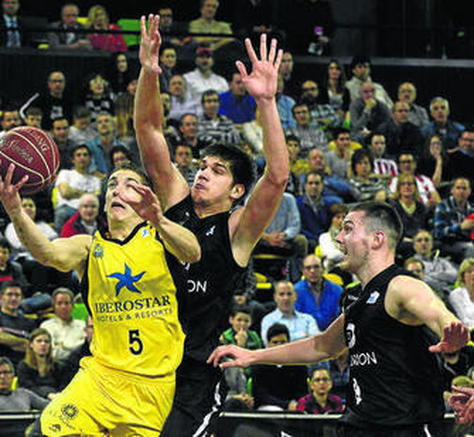 Todorovic intenta evitar el avance de Richotti.