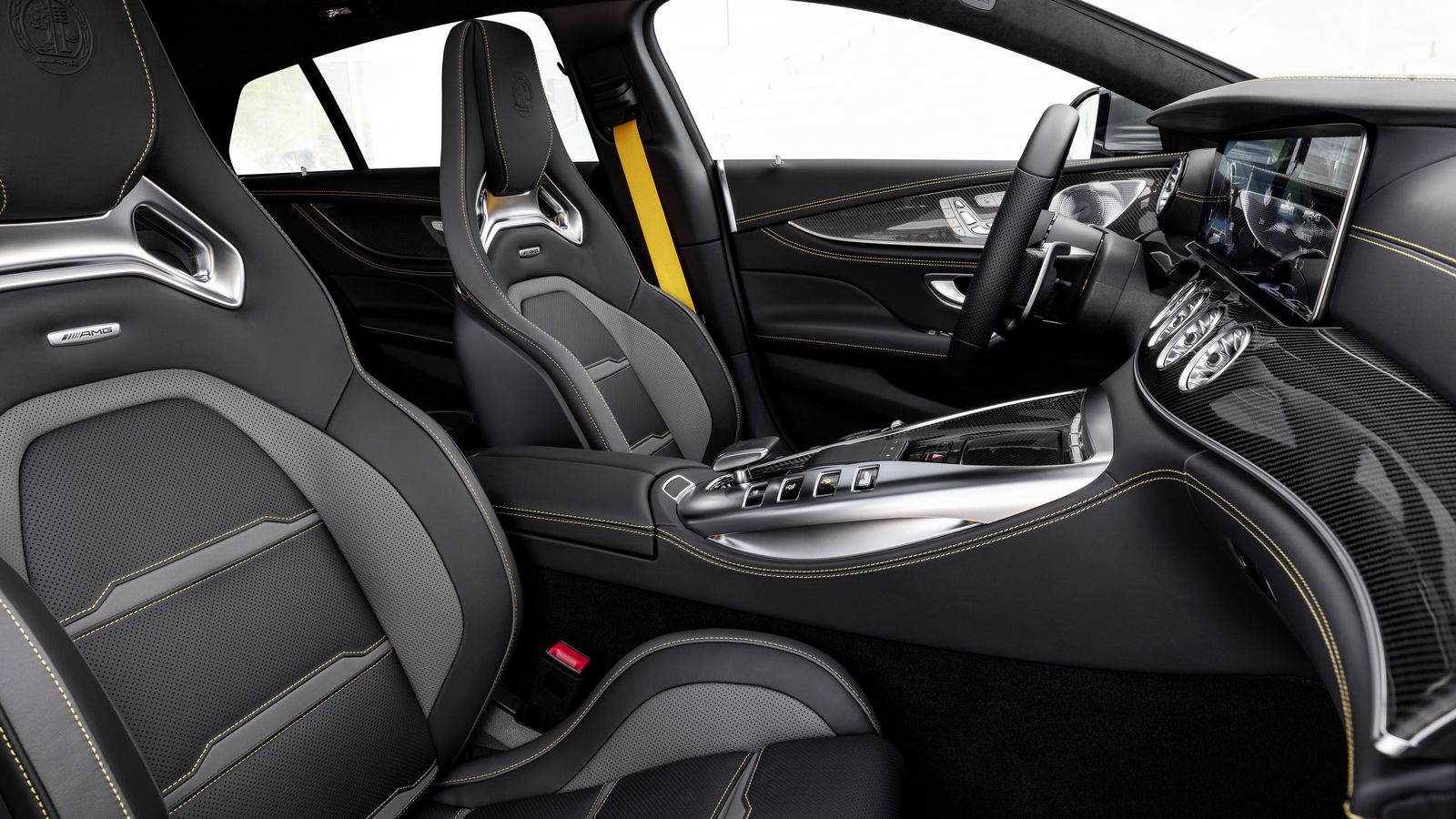 Los asientos deportivos en napa bicolor con costuras de adorno en color de contraste amarillo son los de serie en esta versión.