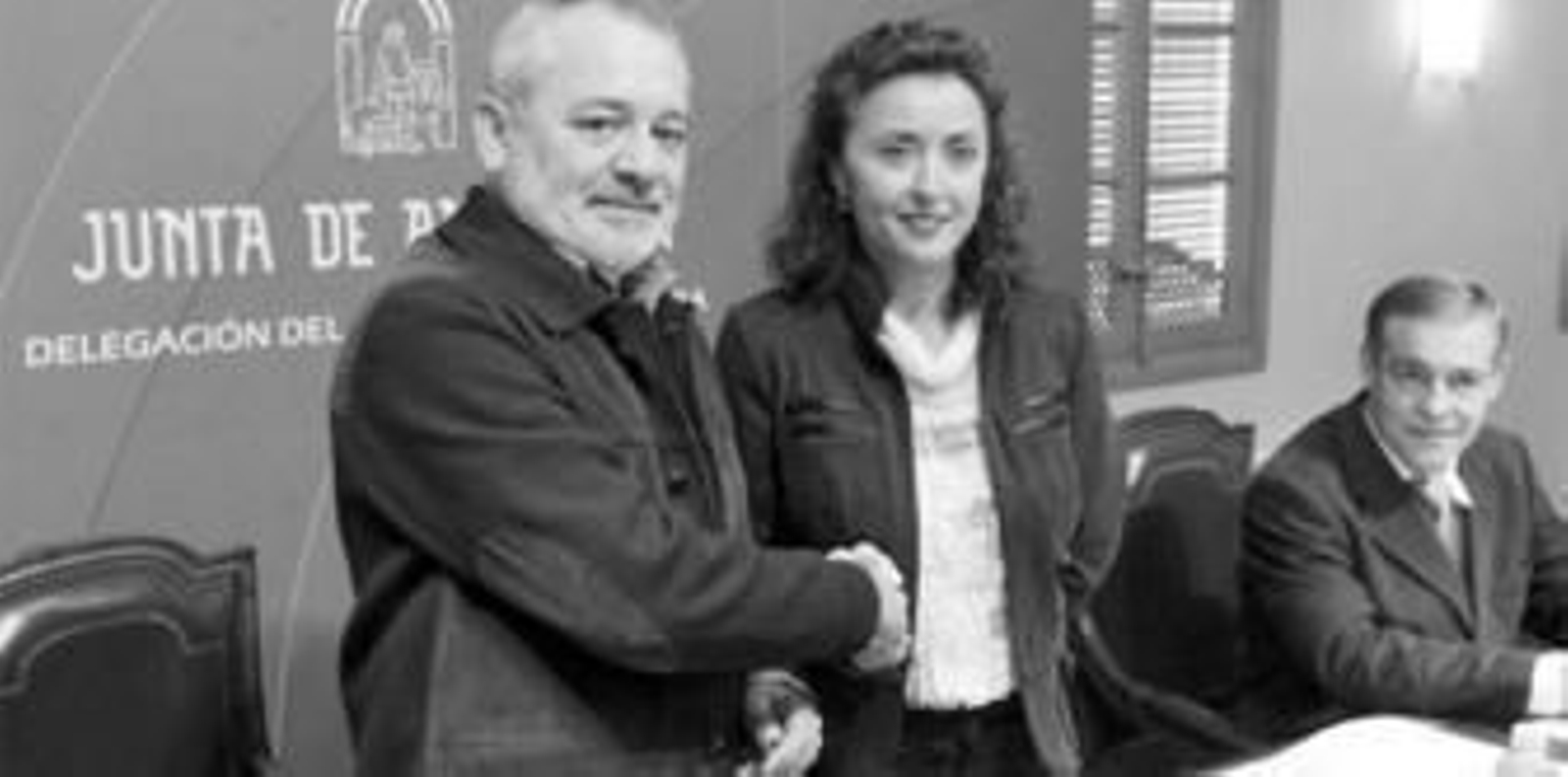 La delegada de Salud, María Isabel Baena, y el presidente de la Gerencia, Andrés Ocaña, se dan la mano tras la firma del convenio.